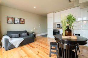 Host Wise - Modern Design Duplex w Balcony